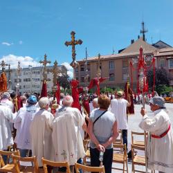 25/6 – Cargadores de cruces en la plaza Biscós, Jaca