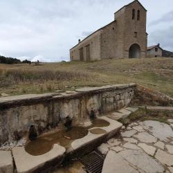 Iglesia de Santa Orosia, con la fuente en primer plano