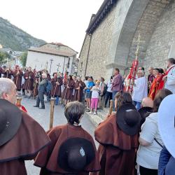 25/6 – Bienvenida matutina de los peregrinos frente a la iglesia de San Lorenzo en Yebra