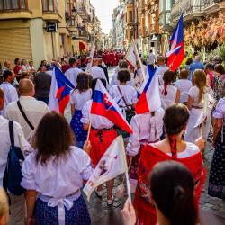 24.6. - čeští poutníci v slavnostním průvodu ulicemi města Jaca