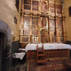 Altar mayor con el relicario en la iglesia de San Lorenzo en Yebra de Basa