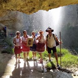 25/6 – Peregrinos junto a la cascada en el camino a la montaña Oturia