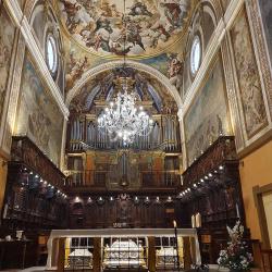 Catedral de San Pedro en Jaca con las reliquias de Santa Orosia en el centro, bajo el altar