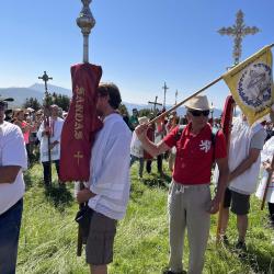 25/6 – Cargadores de cruces y nuestro peregrino con el estandarte, Oturia