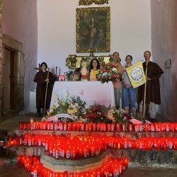 25/6 – Foto de grupo de nuestros peregrinos junto al relicario de Santa Orosia en la iglesia de Santa Orosiaie