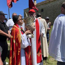 25/6 – Padre Iván con el relicario de Santa Orosia, Oturia