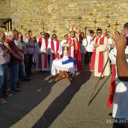 25/6 – Bandera checa colocada junto al relicario de Santa Orosia, bendición final, Yebrara