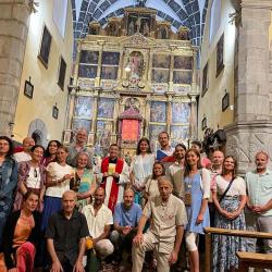 25/6 – Foto grupal junto al altar en la iglesia de San Lorenzo en Yebra
