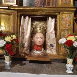 25/6 – Relicario de Santa Orosia colocado de nuevo en el altar mayor de la iglesia de San Lorenzonce