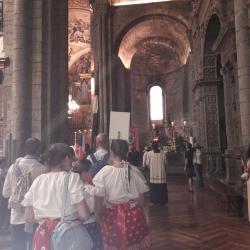 24/6 – Procesión de nuestros peregrinos en la catedral de San Pedro en Jaca