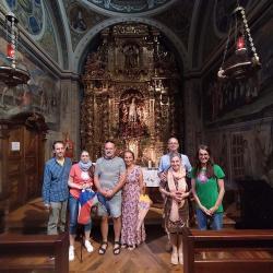 24/6 – Foto grupal frente al altar en la capilla de Santa Orosia en la catedral de San Pedro