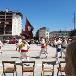 25/6 – Danzantes en la plaza Biscós, Jaca